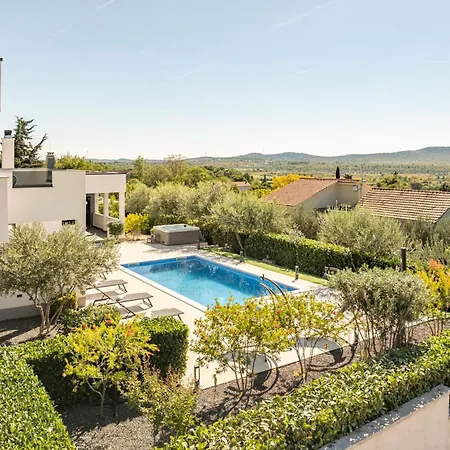 Βίλα Bura Zadarvillas *